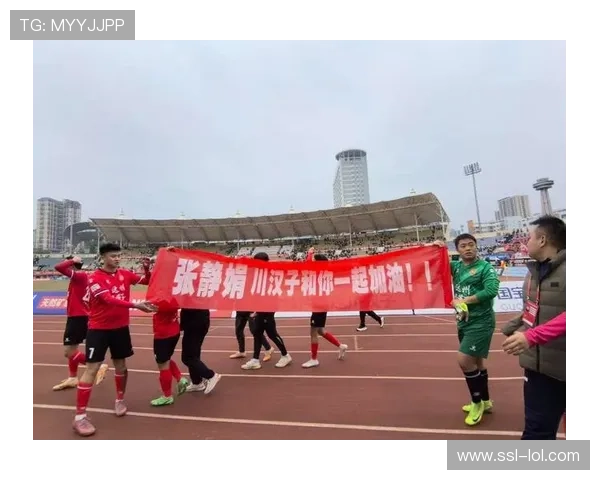 球迷高举“欢迎回家”横幅,温情致敬转会球员