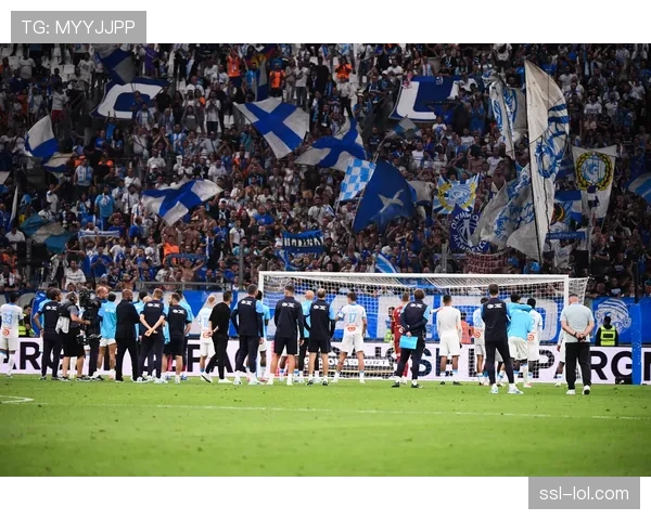 斯特拉斯堡主场球迷展示巨型TIFO，致敬即将离任的俱乐部传奇